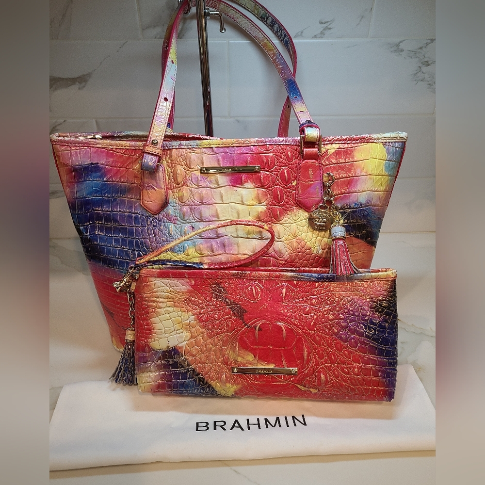 Brahmin Medium Asher Tote Dandy with matching Kayla Wristlet EUC ART - Picture 2 of 9